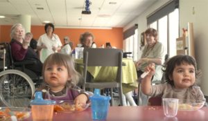 Crèche mutualiste Les Mini-Mômes : tout-petits et seniors savourent le vivre ensemble