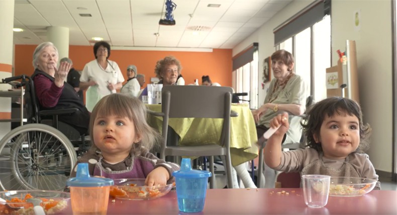 Crèche mutualiste Les Mini-Mômes : tout-petits et seniors savourent le vivre ensemble