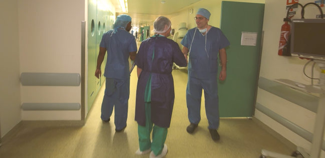 Quand le patient se rend debout au bloc opératoire