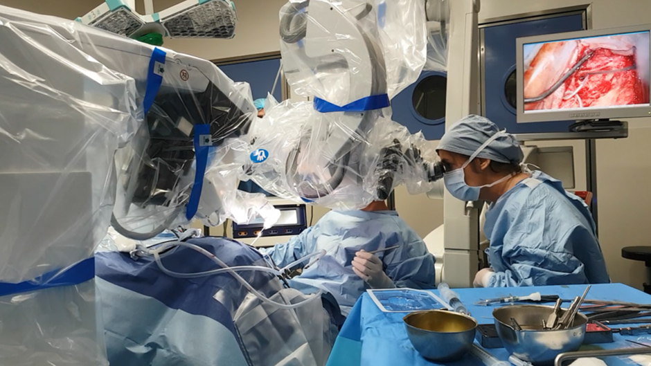 Un implant auditif inséré par un robot assisté : une première mondiale à la Pitié-Salpétrière